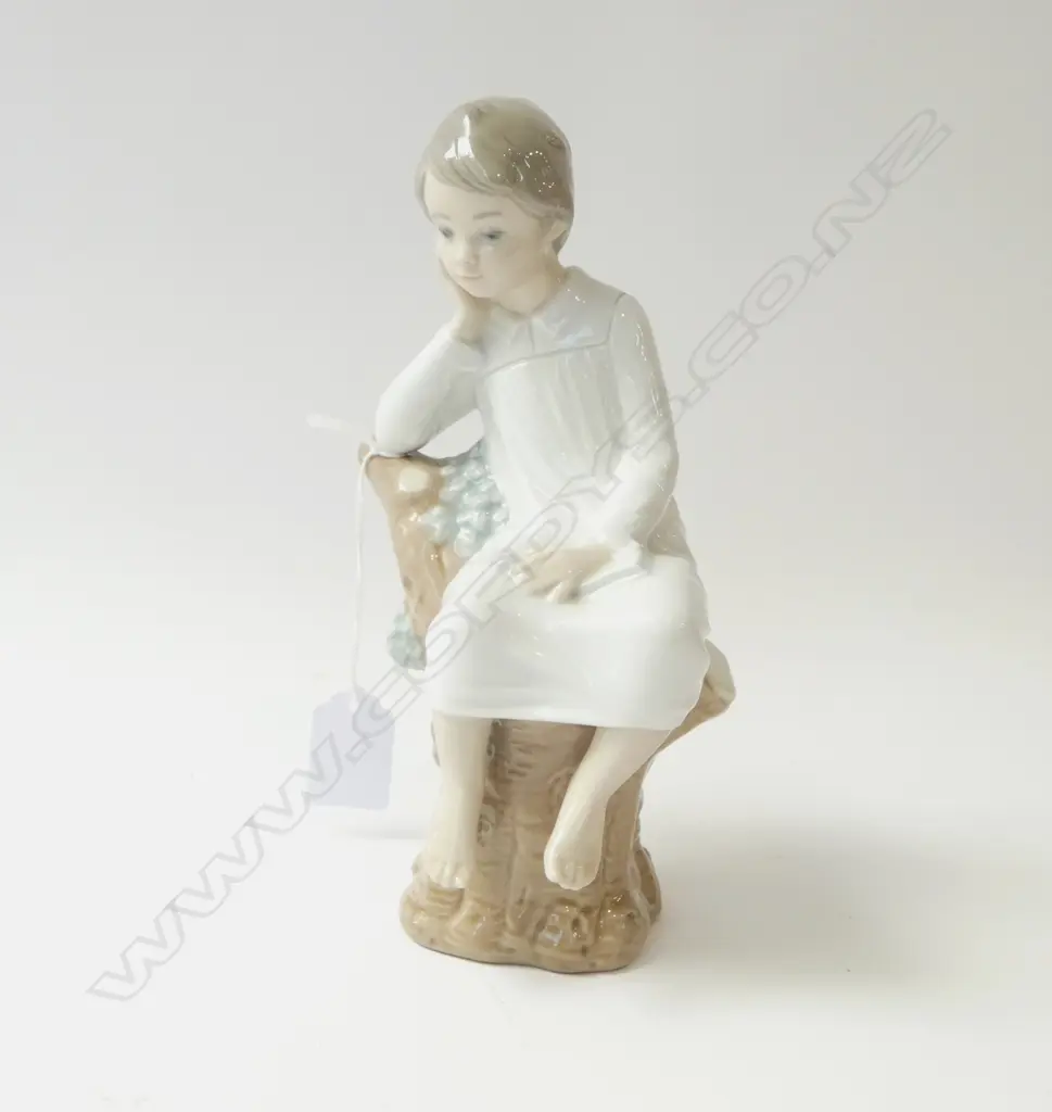 LLADRO BOY ON TREE STUMP H.210mm Image 1++
