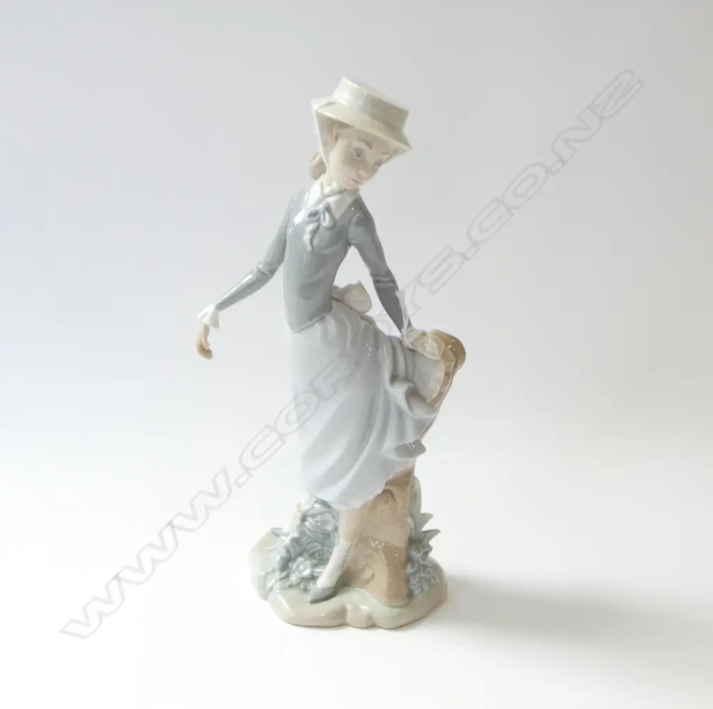 LLADRO WOMAN H.280mm (missing umbrella?) Image 1++