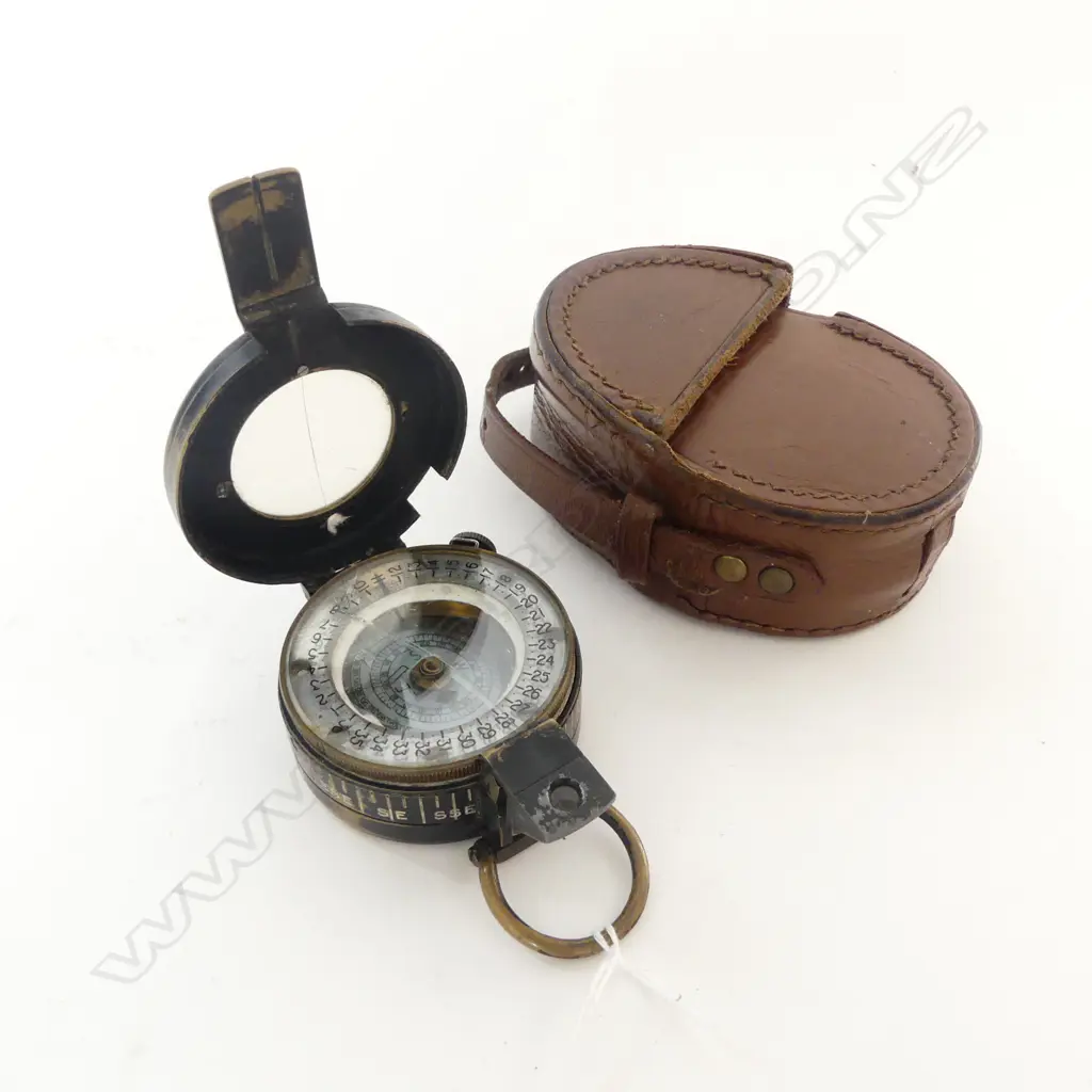 1939 MKIII T.G. Co lTD. London brass POCKET COMPASS crack to glass. In leather case Image 1++