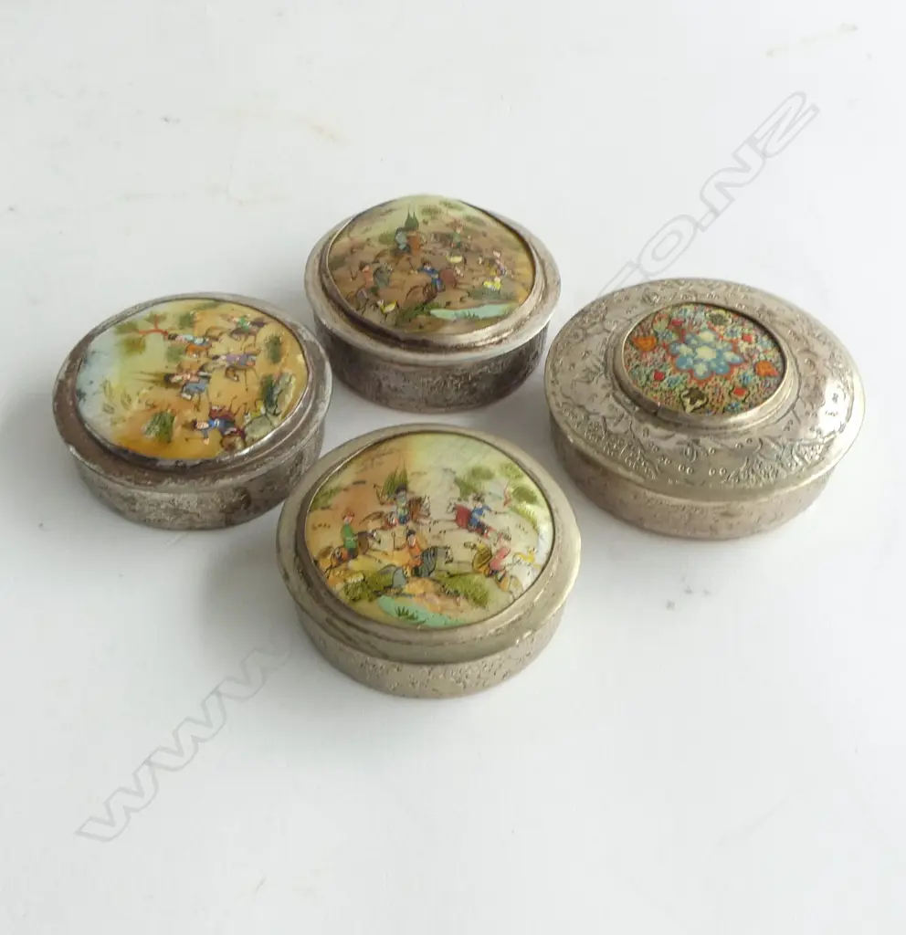 4 IRANIAN PILL BOXES; Hand painted on shell. Dia.70mm Image 1++