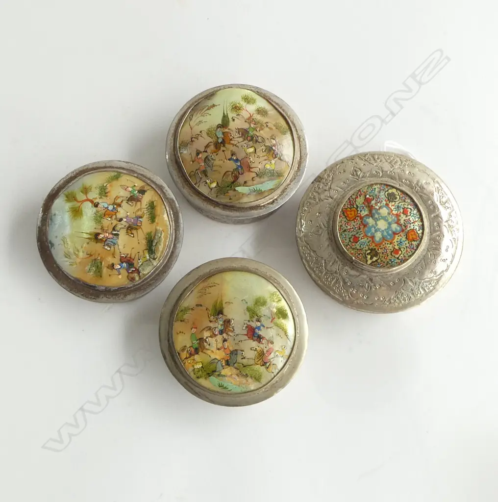 4 IRANIAN PILL BOXES; Hand painted on shell. Dia.70mm Image 1++