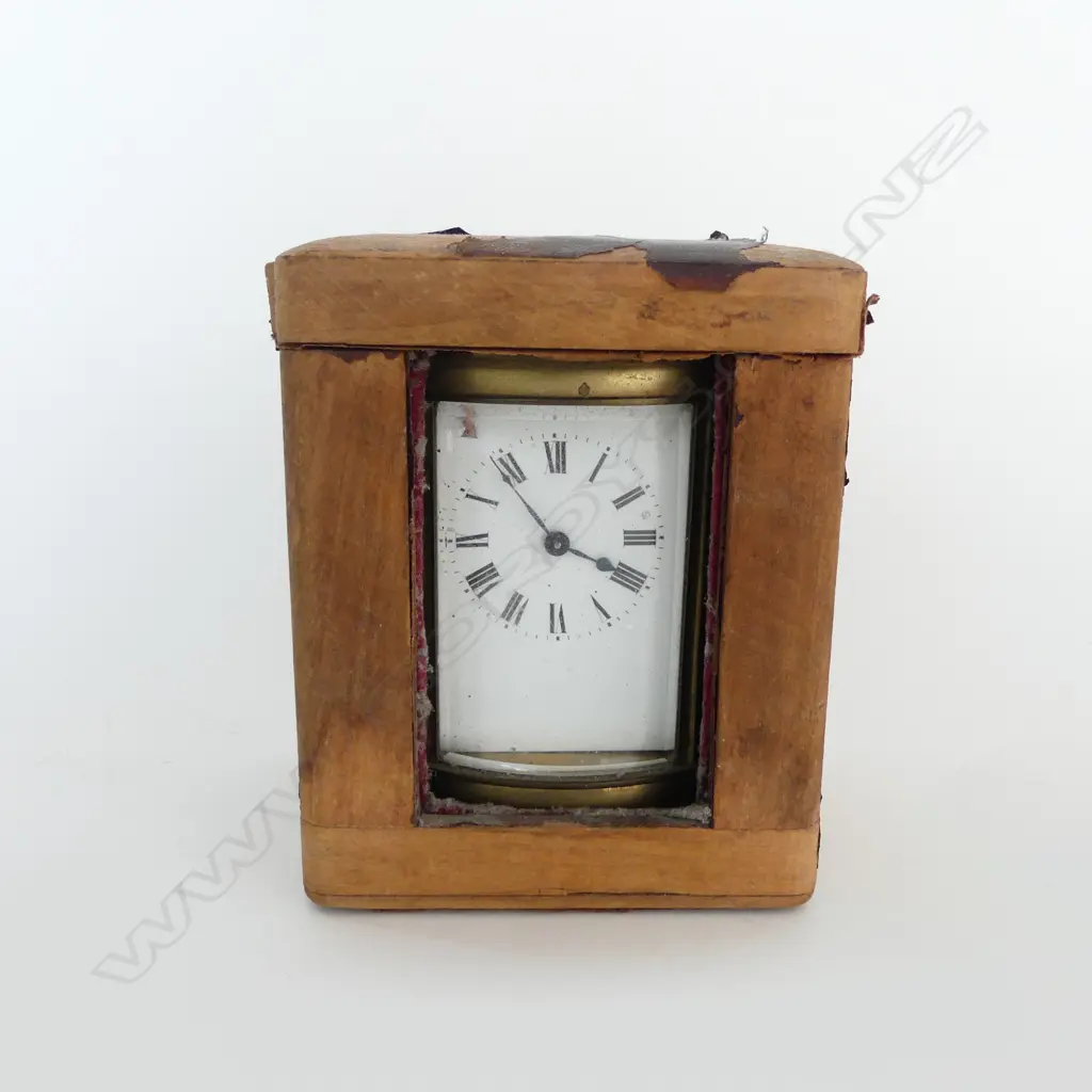 CASED BRASS OVAL FORM CARRIAGE CLOCK; Case in a worn condition w. glass panel missing, H.115mm Image 1++