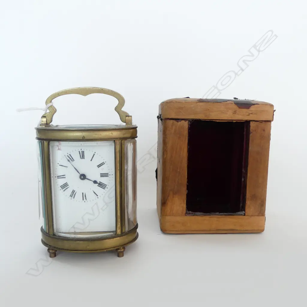 CASED BRASS OVAL FORM CARRIAGE CLOCK; Case in a worn condition w. glass panel missing, H.115mm Image 1++