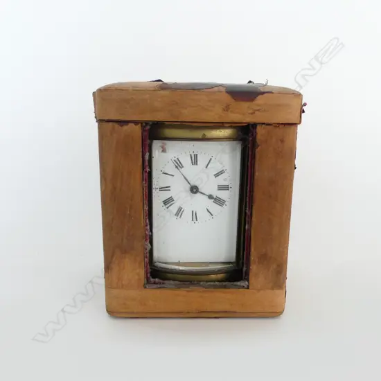 CASED BRASS OVAL FORM CARRIAGE CLOCK; Case in a worn condition w. glass panel missing, H.115mm