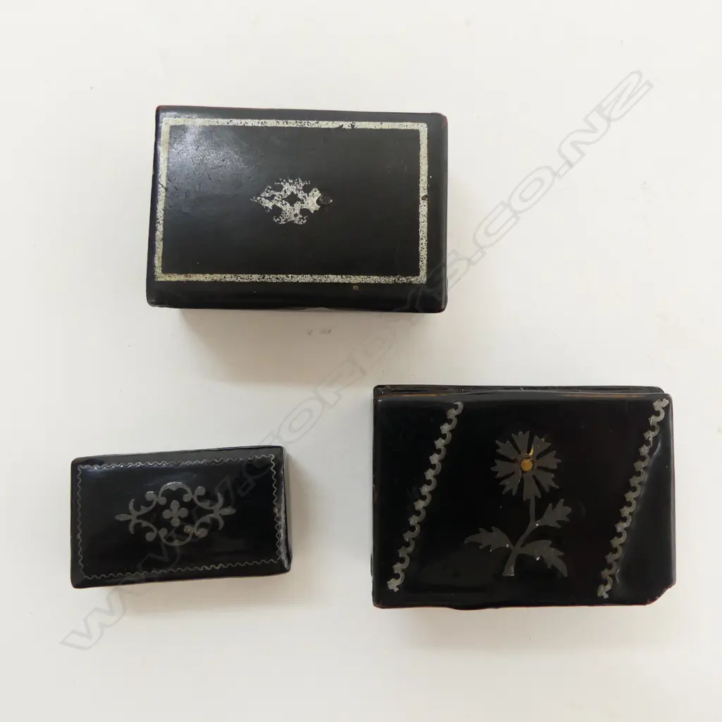 3 GEORGE III BLACK LACQUER DECORATED PAPIER MACHE SNUFF BOXES Image 1++