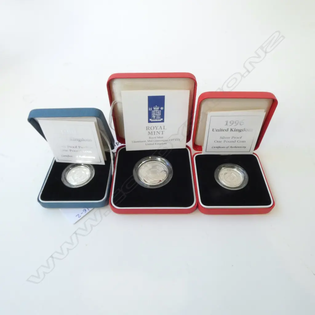 3 CASED SILVER PROOF COINS; 1995 WWII PLEDFORD £2 & £1 POUND COIN, 1996 £1 POUND COIN Image 1++