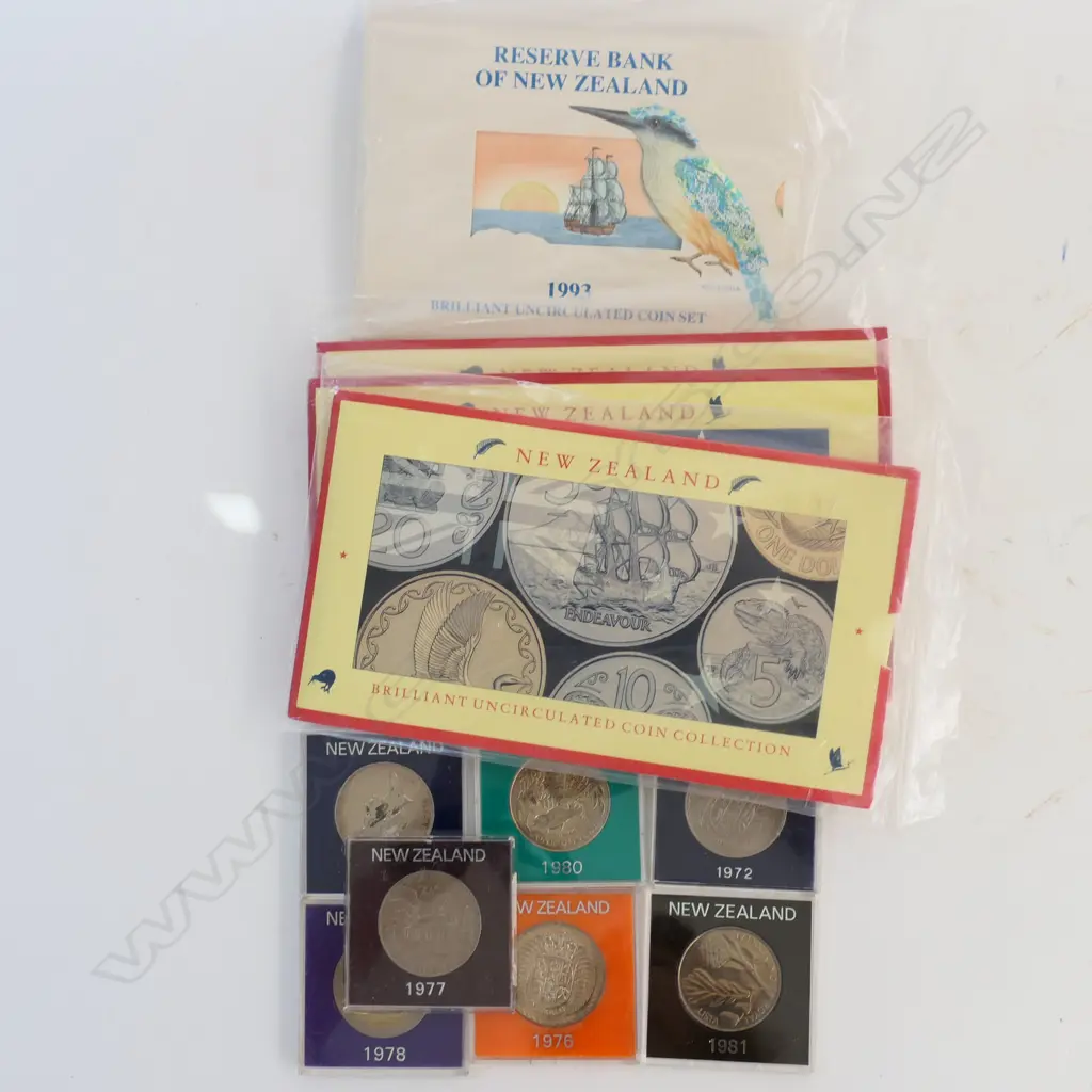 7 CASED N.Z. COINS, 2 N.Z. UNCIRCULATED COIN SETS & 2 KIWI DOLLAR COLLECTIONS Image 1++