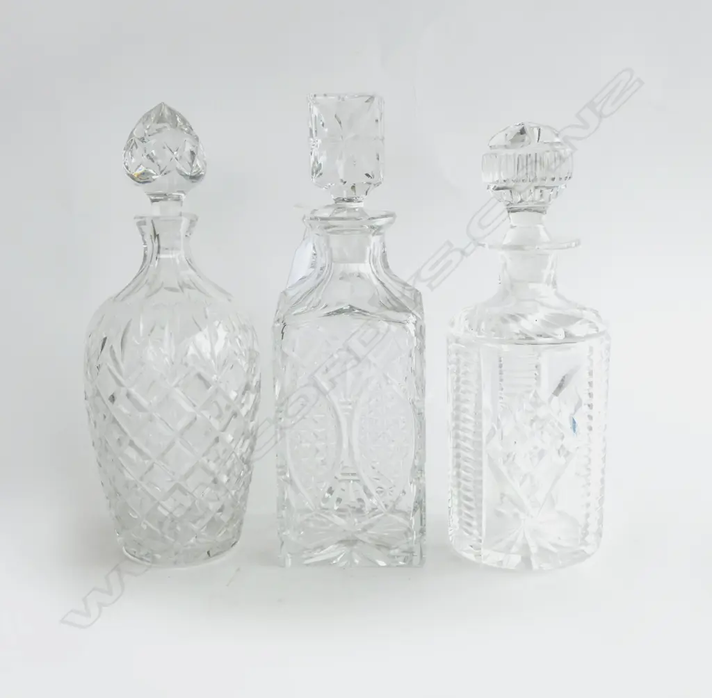 3 CRYSTAL DECANTERS VARIOUS PATS H290MM Image 1++