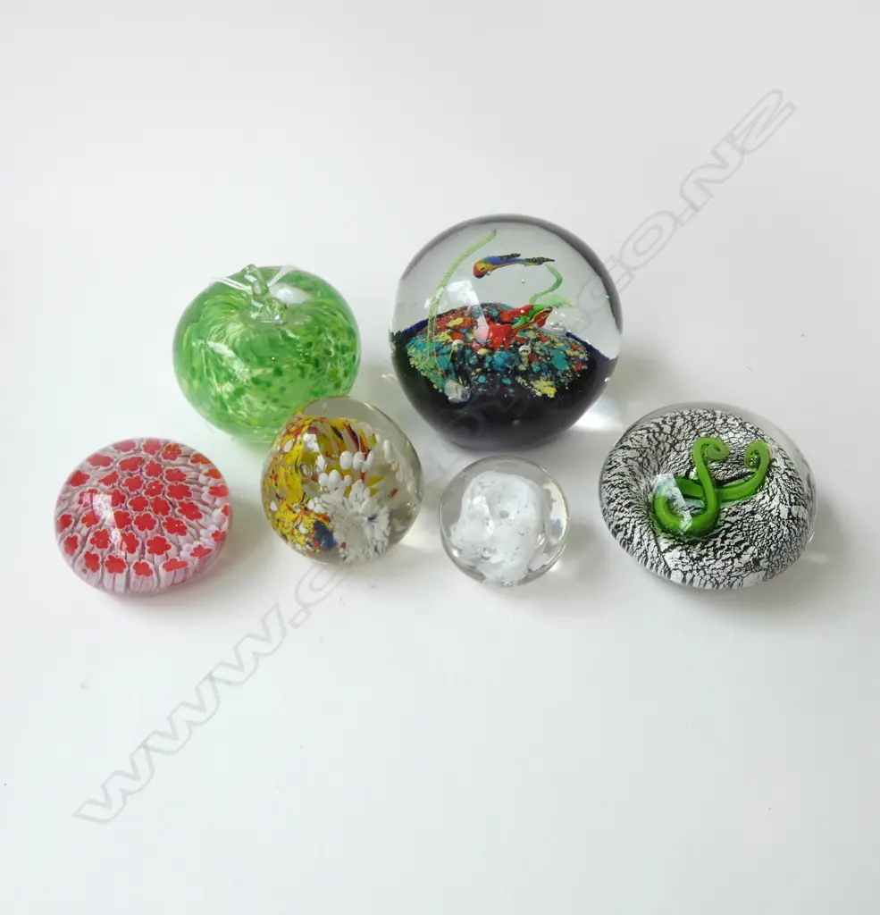 6 ART GLASS PAPERWEIGHTS H.90mm Image 1++