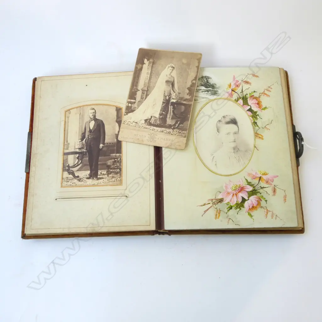 VICTORIAN FAMILY PHOTO ALBUM Image 1++