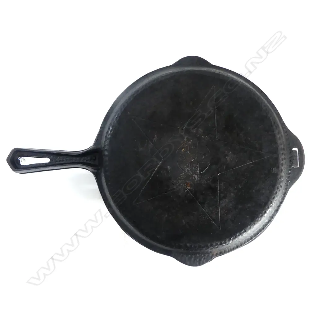 CAST IRON LIDDED PAN (LID DOUBLES AS PAN) 260mm dia Image 1++