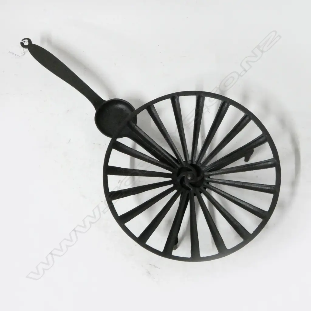 1608 VINTAGE CAST IRON TURNTABLE HEARTH GRILL SYRUP COLLECTOR Image 1++