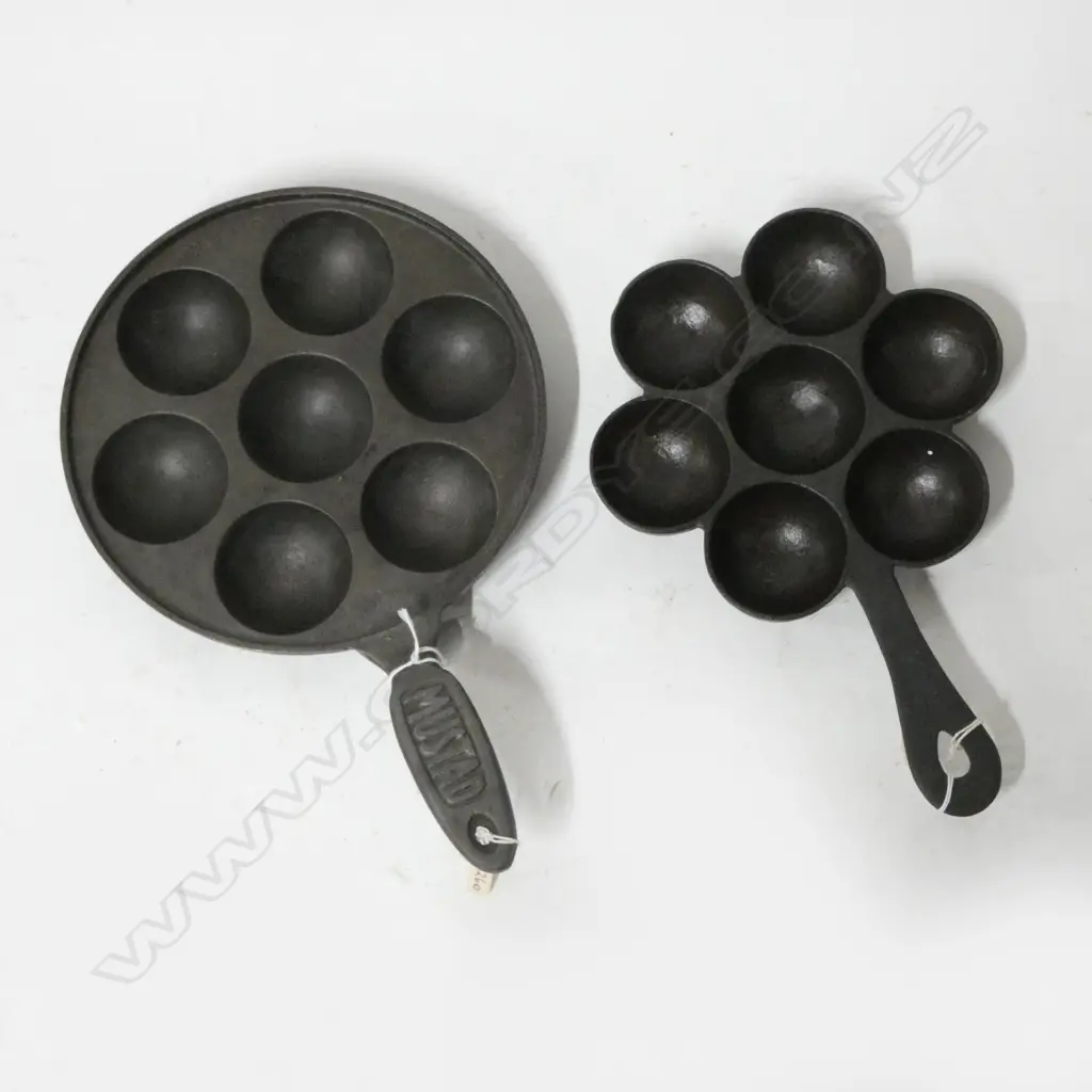 1176/1260 TWO VINTAGE CAST IRON MUFFIN PANS, W.330MM (LARGEST) Image 1++
