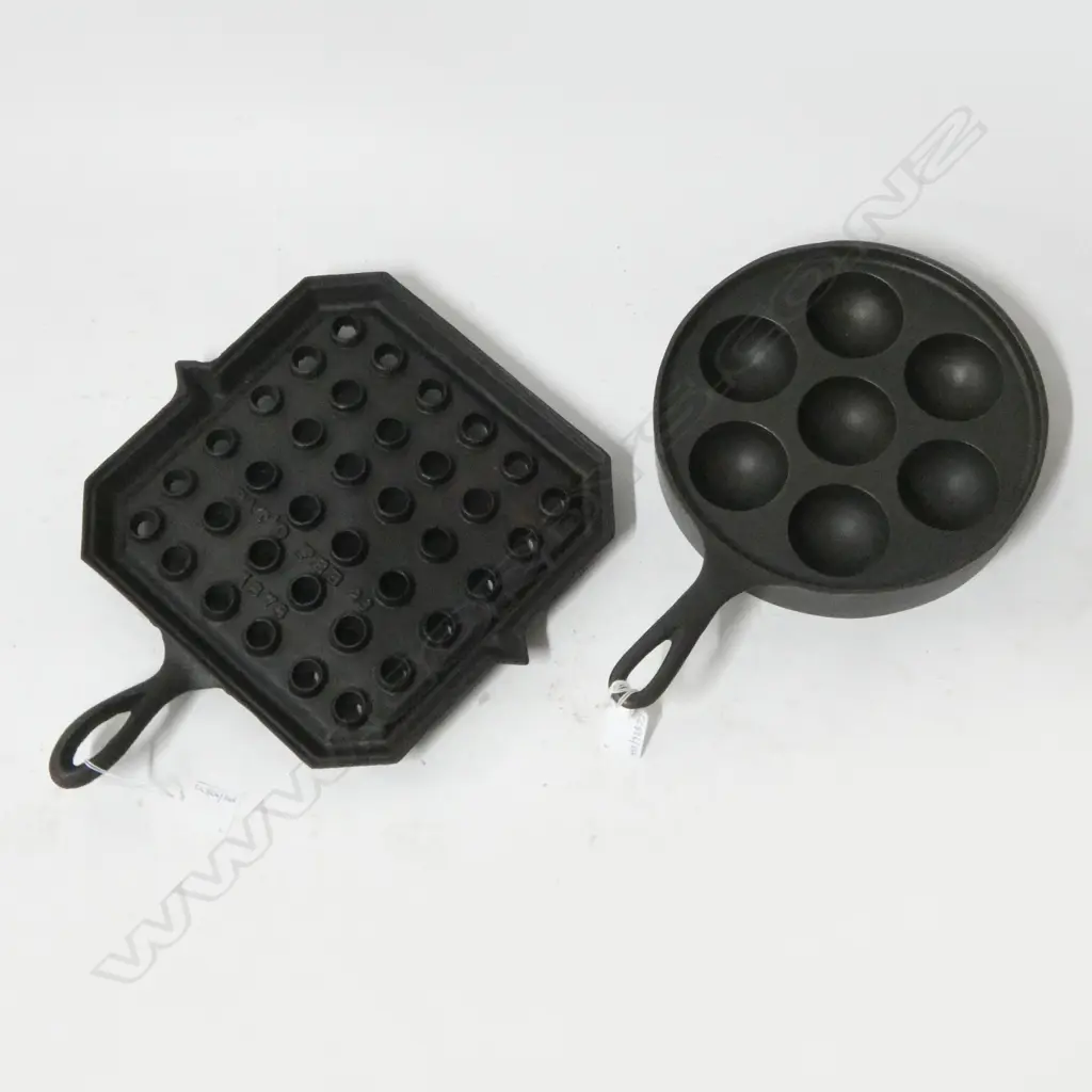 65/1932  VINTAGE CAST IRON MUFFIN PAN & RARE 1878 CAST IRON GRILLER DIA290MM Image 1++