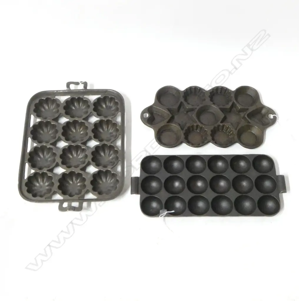 1172/1349/1196  3 VINTAGE CAST IRON GEM TRAYS L370 Image 1++