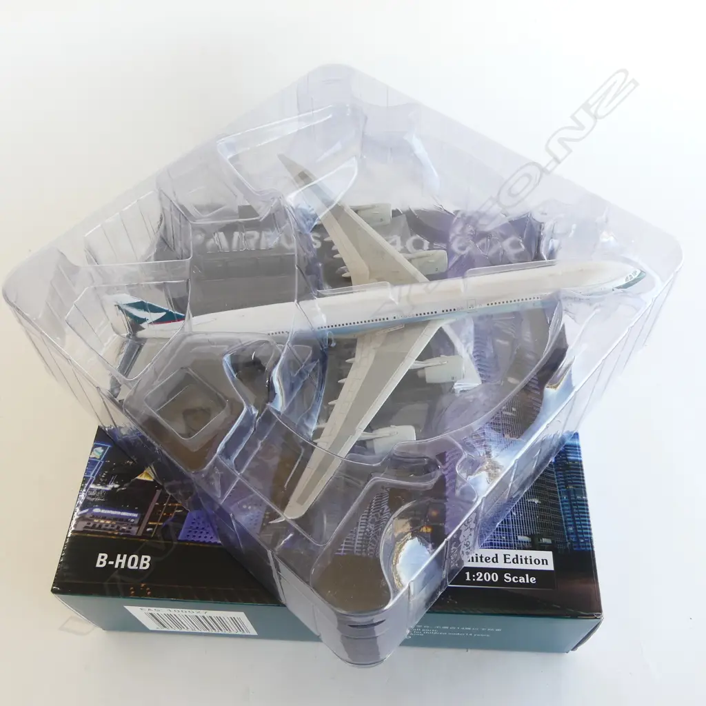 BOXED AIRBUS A340-600 MODEL Image 1++