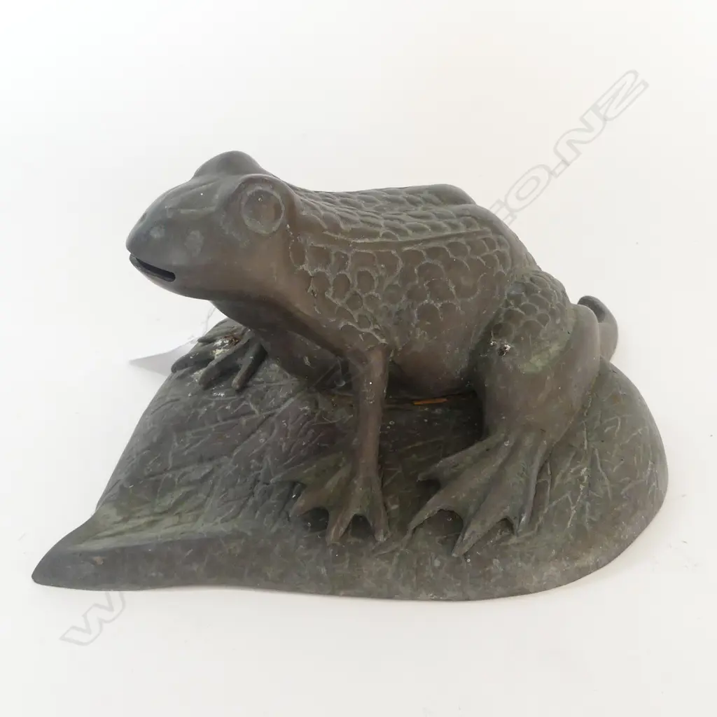 BRONZE GARDEN FROG ON LEAF L.290mm Image 1++