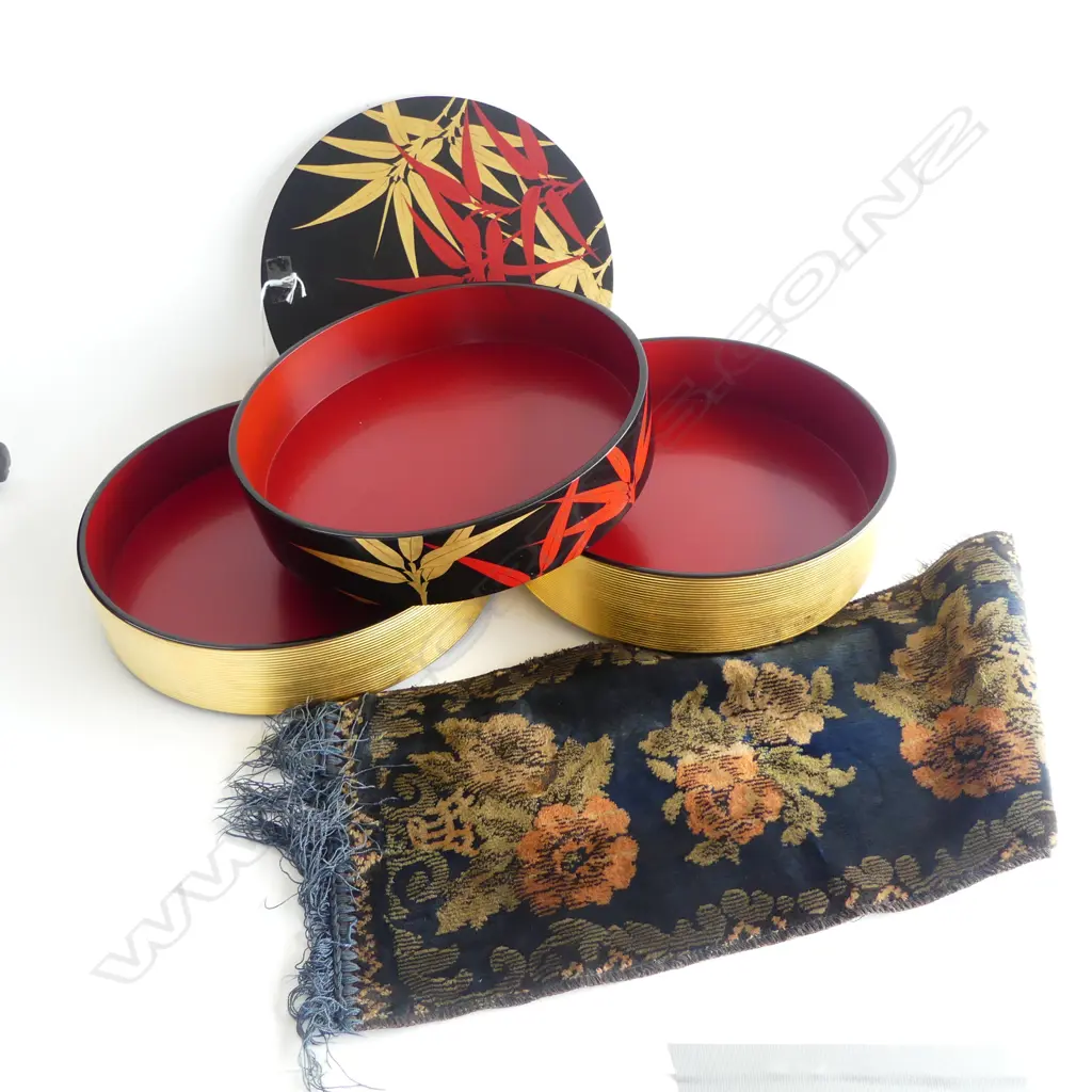 3 TIER JAPANESE LACQUER BOX w. FINE TABLE CLOTH Image 1++