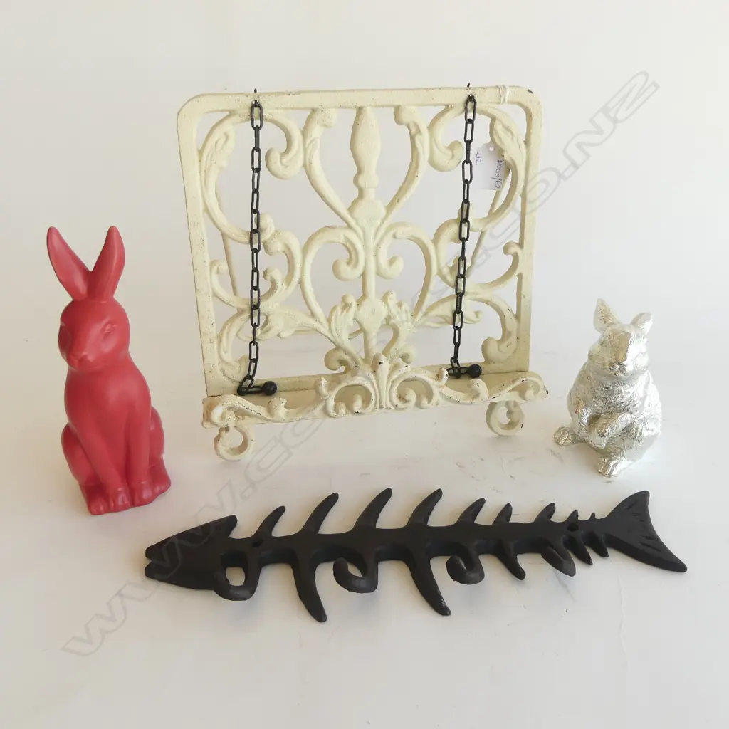 4 PCES; CAST IRON BOOK HOLDER, FISH COAT HOOK L.355mm, 2 BUNNY RABBITS Image 1++