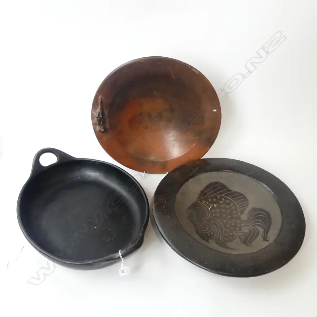 3 LG EARTHENWARE DISHES; 415mm dia Image 1++