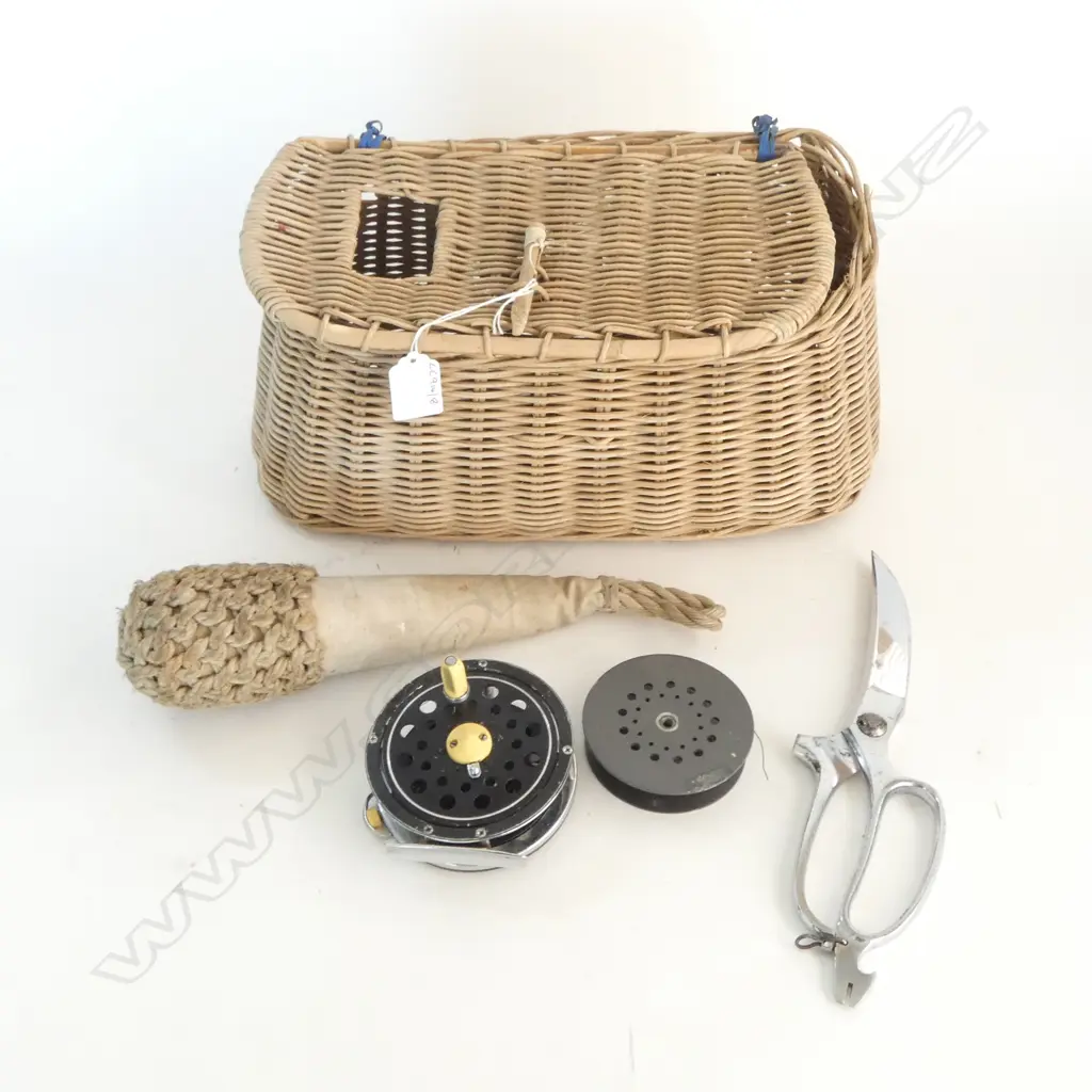 VINTAGE CANE FISHING CREEL L350 CANVAS COSH SCISSORS & FRESH WATER REEL Image 1++