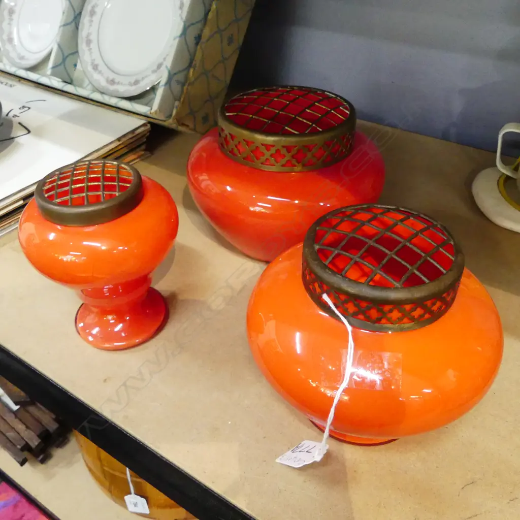 3 RED GLASS FLOWER VASES H.130mm Image 1++