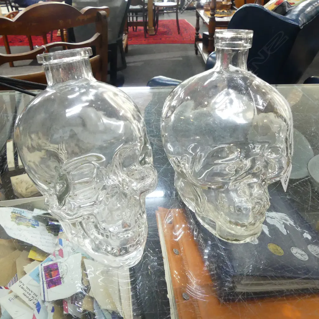 2 CLEAR GLASS SKULL BOTTLES H.165mm Image 1++