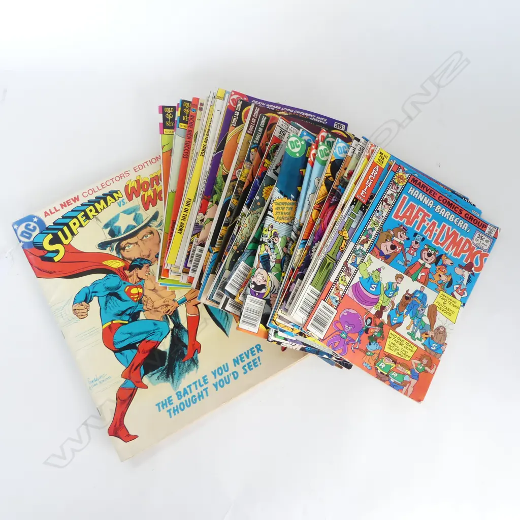 COL. MARVEL & DC COMICS Incl. COLLECTORS' EDITION 'SUPERMAN vs. WONDER WOMEN' COMIC  Image 1++