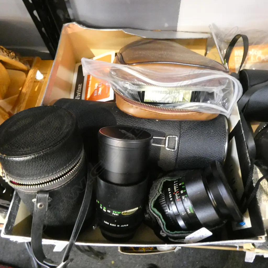 3 CASED VIVITAR LENSES & FLASH; 1:35mm, 75-260mm, model 283 flash. Image 1++