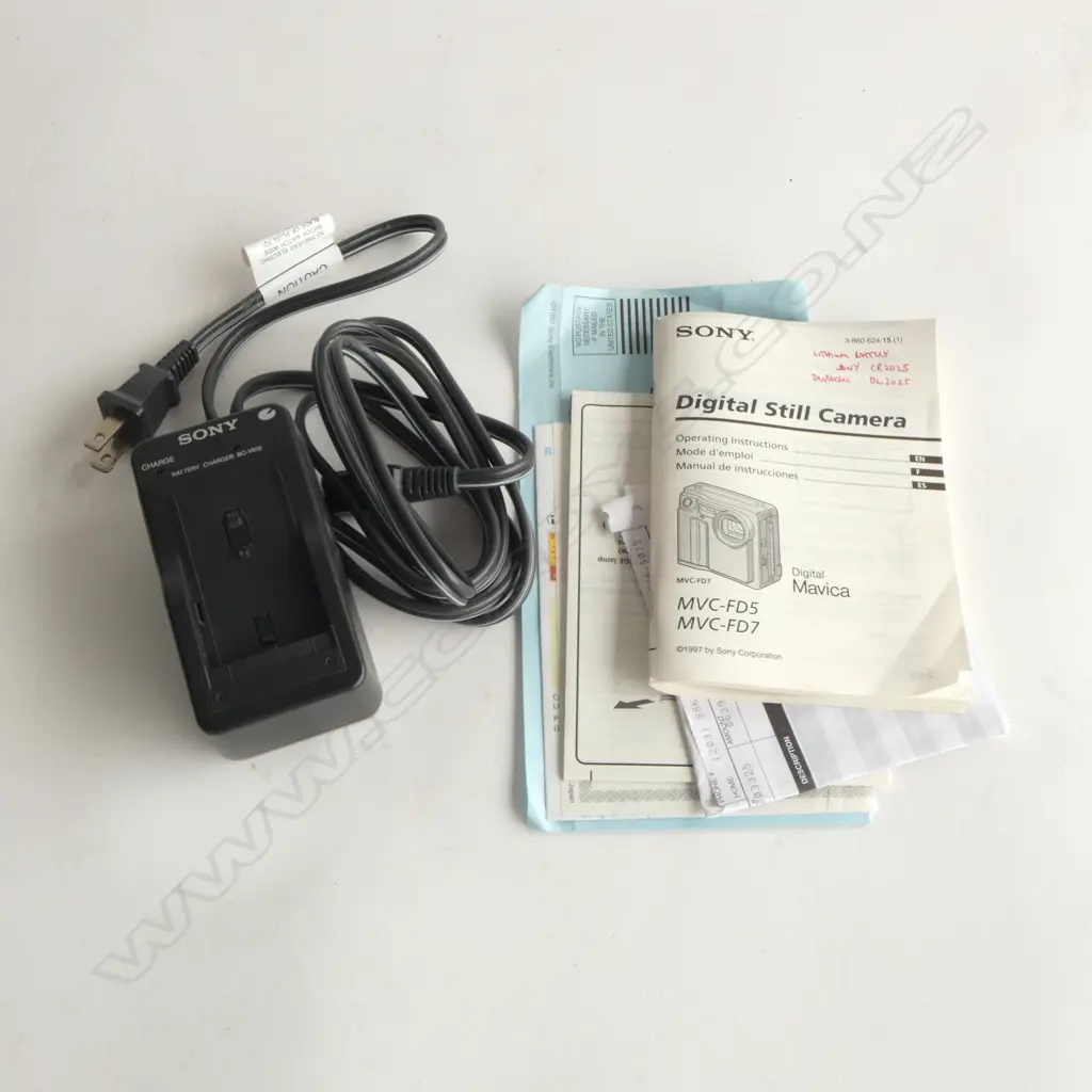 SONY DIGITAL MAVICA CASED CAMERA WITH CHARGER & INSTRUCTION BOOKLET Image 1++