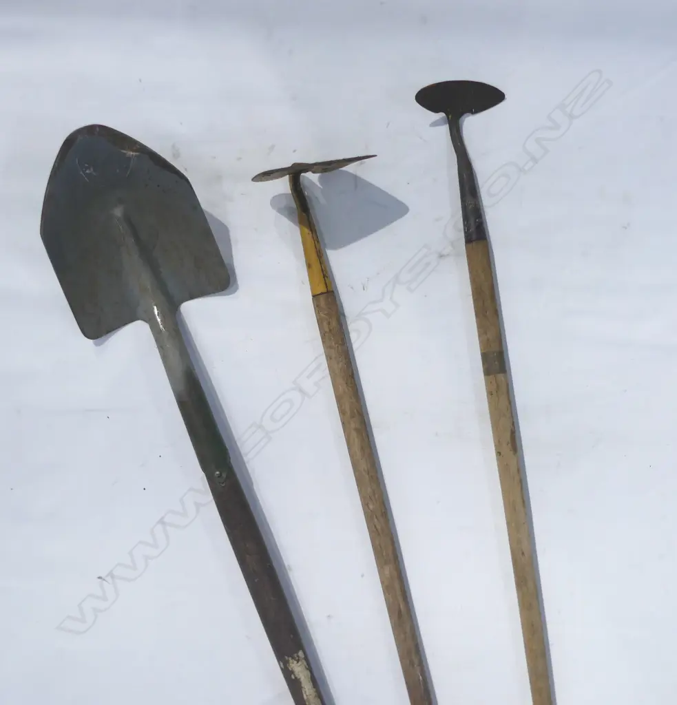 3 VINTAGE LONG HANDLED GARDEN TOOLS; 2 HOES + SPADE L.1465mm Image 1++