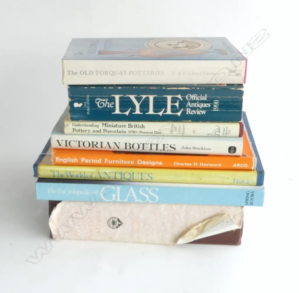 8 REFERENCE VOLUMES ON ANTIQUES, GLASS, POTTERY & PORCELAIN Image 1++