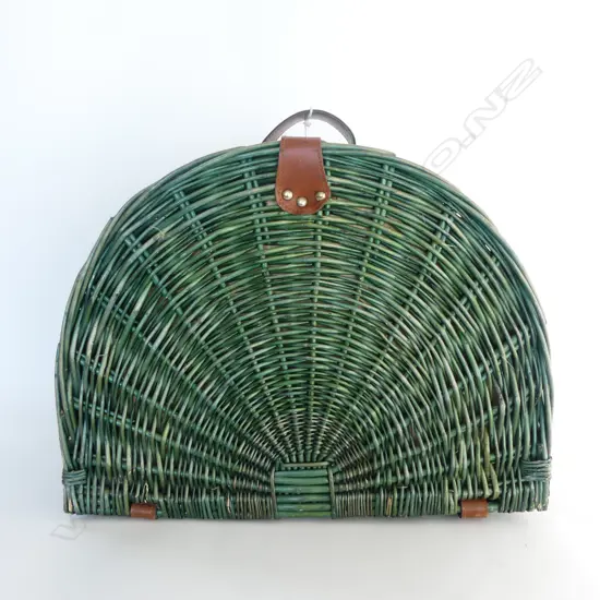 WOVEN PICNIC BASKET w. 4 PLACE SETTING W.475mm