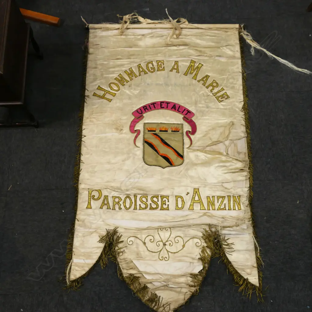 TASSELED SATIN CREST WALL HANGING (FAULTS) 1600x900mm Image 1++