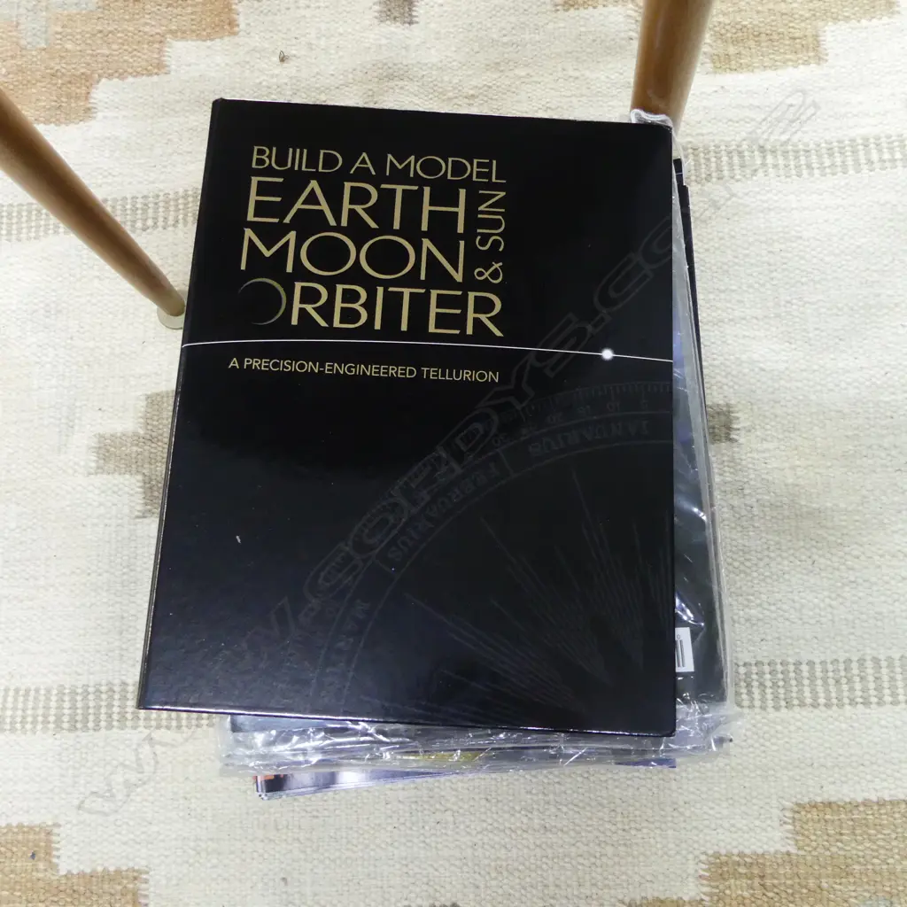 ORRERY MECHANICAL SOLAR SYSTEM MODEL ON CUSTOM DISPLAY TABLE + BOOKS Image 1++