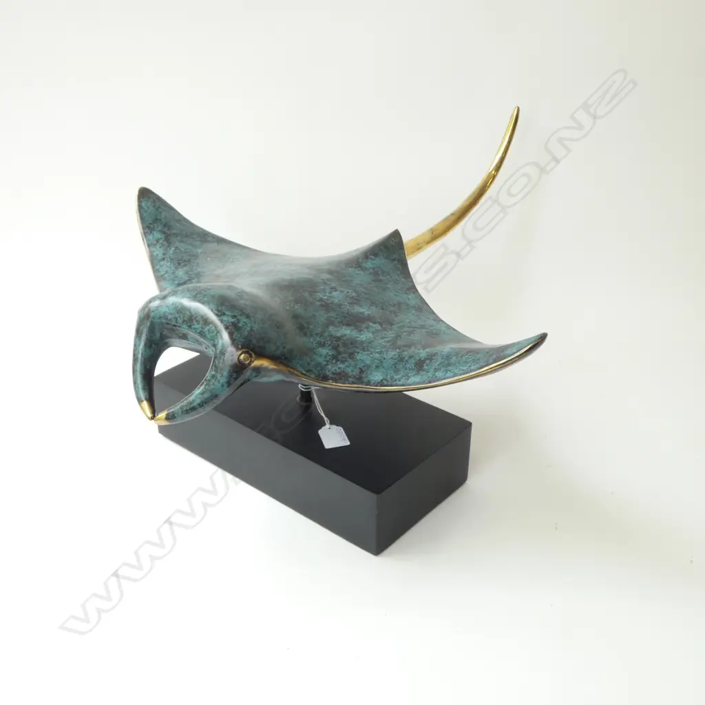 BRONZE STING RAY ON STAND 505x570x310mm Image 1++