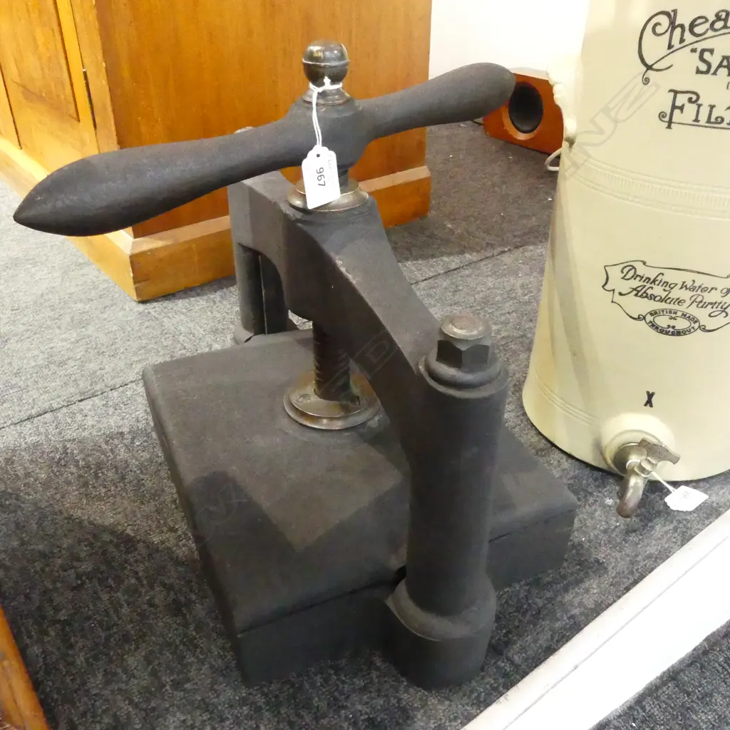 HEAVY CAST IRON BOOK PRESS H. Image 1++