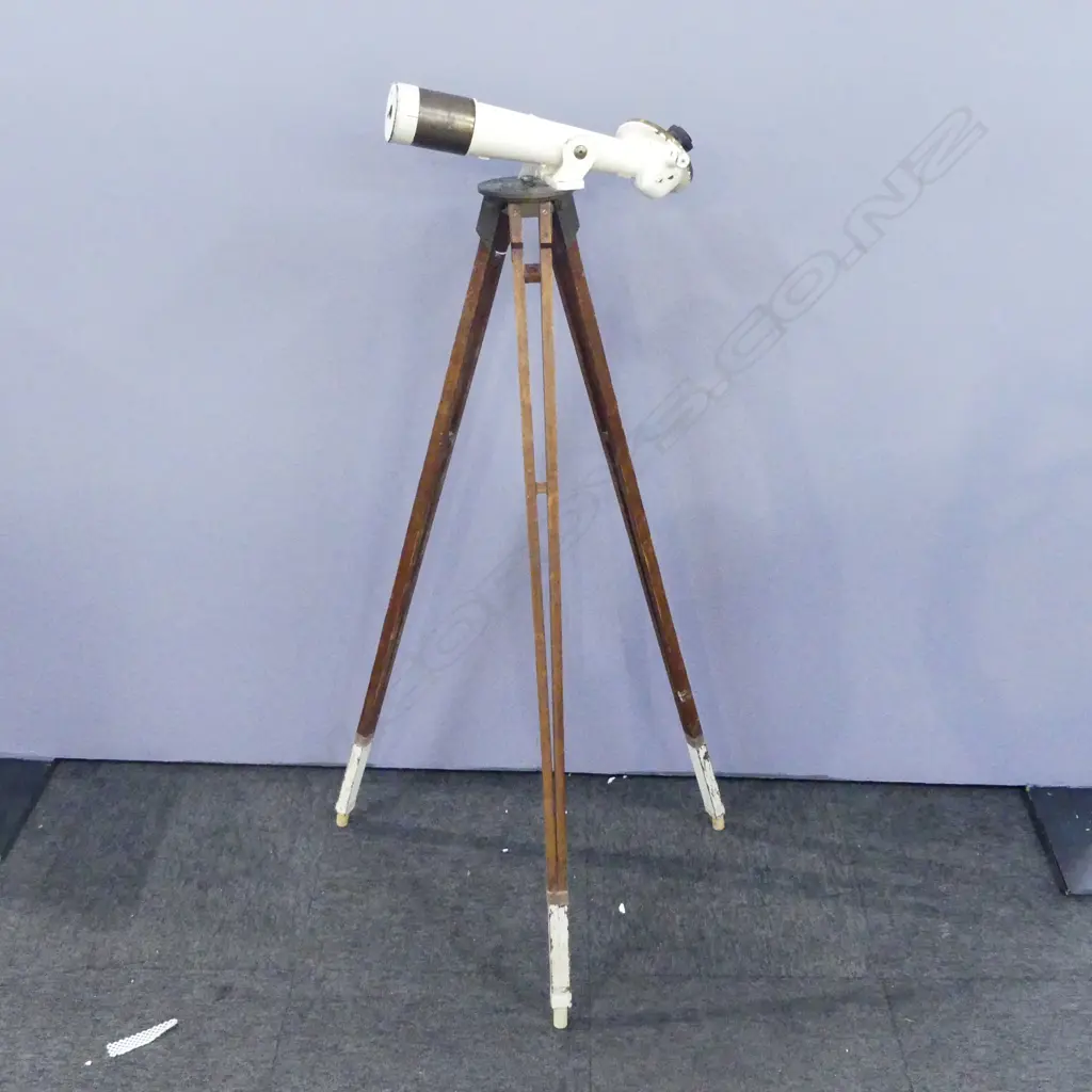 VINTAGE NZ MILITARY/NAVY? TELESCOPE ON WOODEN & BRASS TRIPOD Image 1++