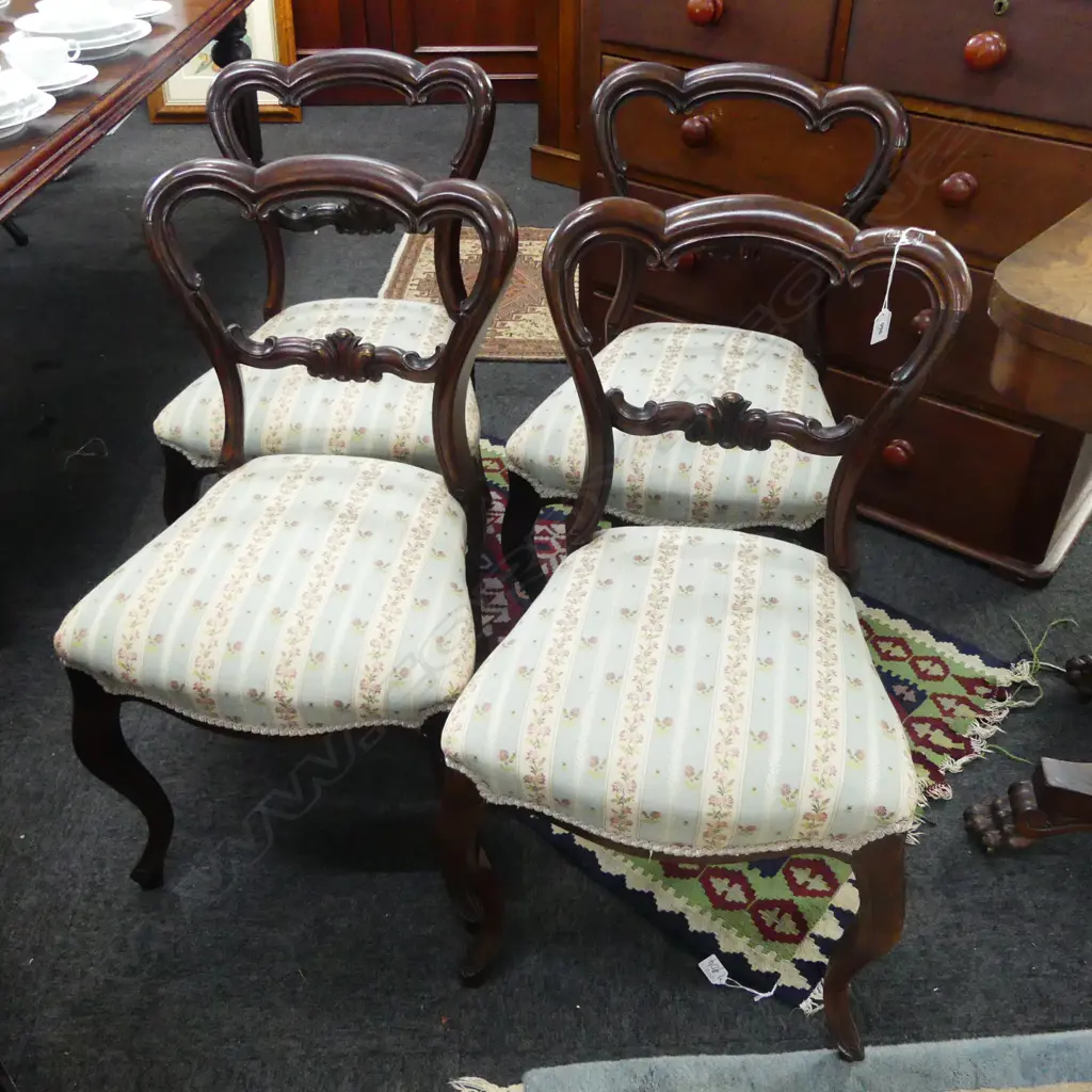 4 ANTIQUE DINING CHAIRS Image 1++