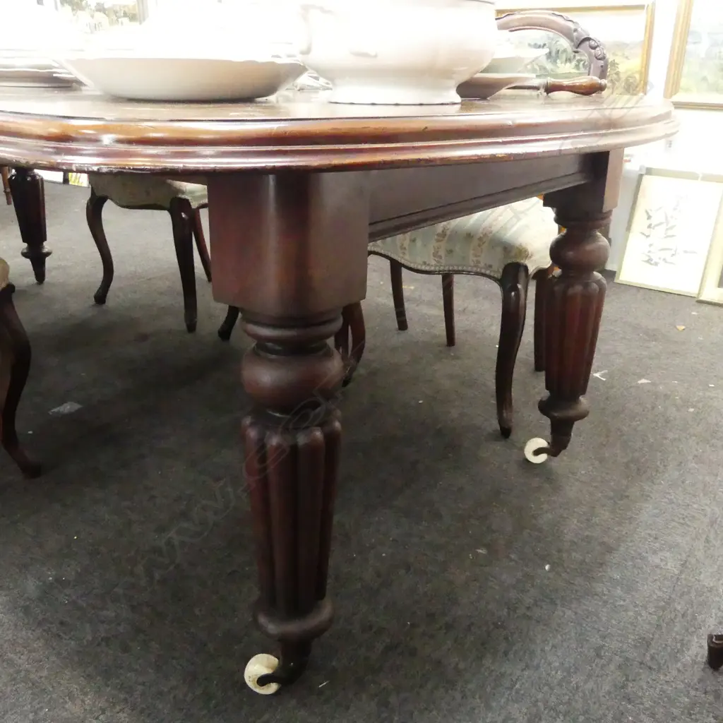 ANTIQUE MAHOGANY EXTENDING DINING TABLE  Image 1++