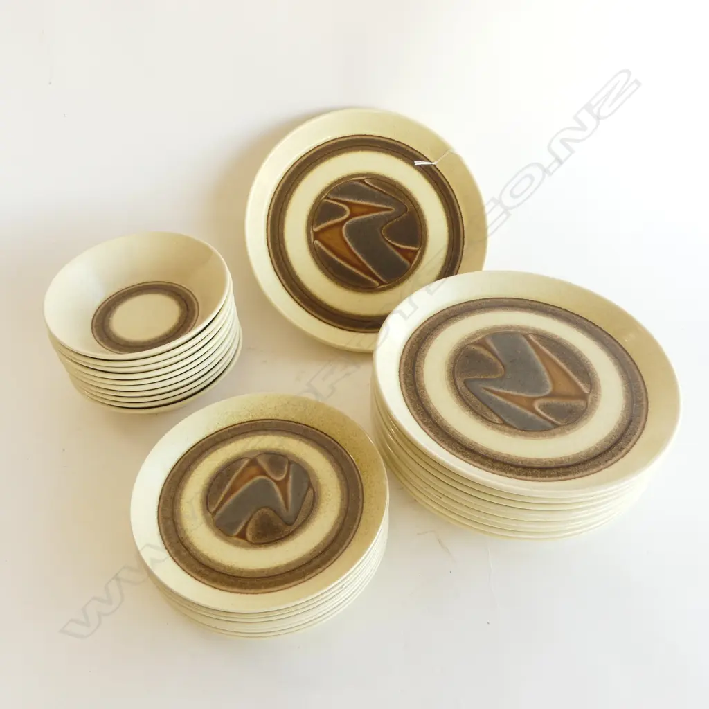 CROWN LYNN 'EARTHSTONE' ; 11 DINNER PLATES, 10 BOWLS & 8 B/B PLATES (SOME SMALL CHIPS) Image 1++