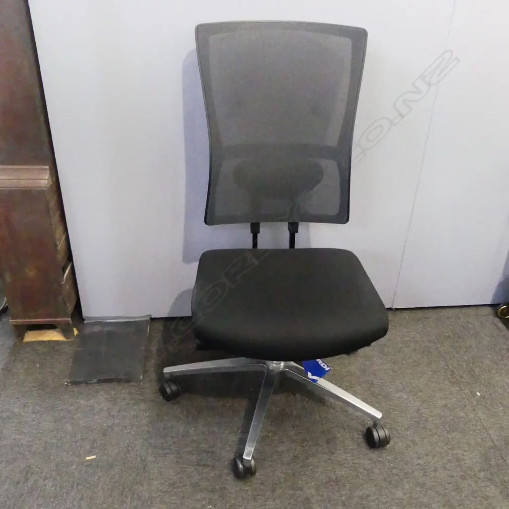 EXECUTIVE OFFICE CHAIR Image 1++