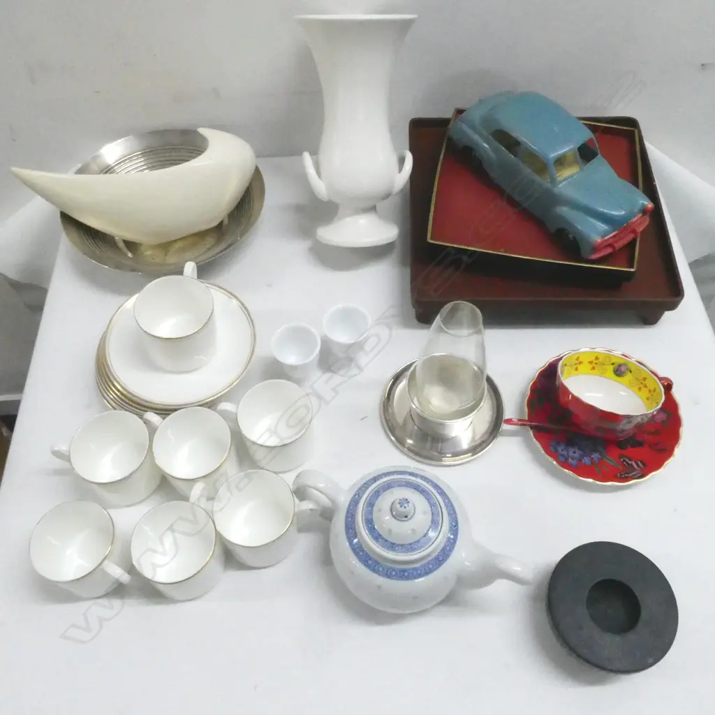 7 ROYAL DOULTON 'GOLD CONCORD' CUPS & 9 SAUCERS, CROWN DEVON FLECK FORM VASE, etc Image 1++