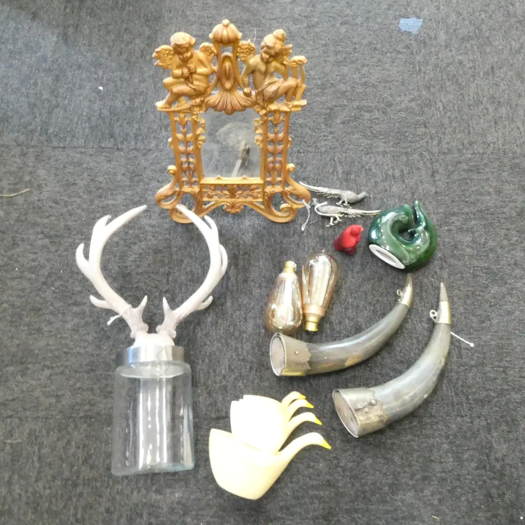 ASST. INCLUDING PR HORNS, KORU ORNAMENT, GILT PICTURE FRAME etc Image 1++