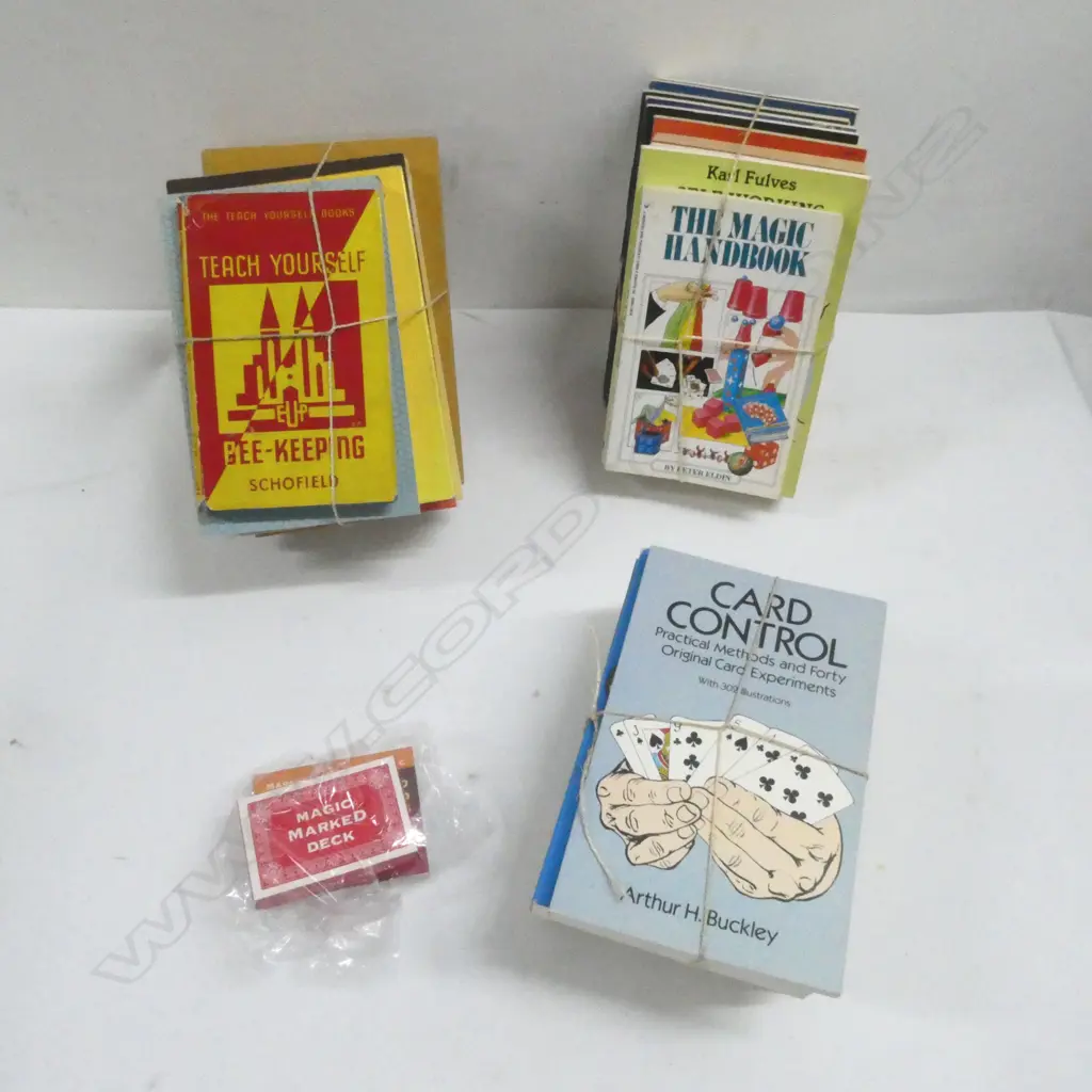 COLL. BEE-KEEPING  MAGIC BOOKS Incl. MAGIC CARD DECK Image 1++