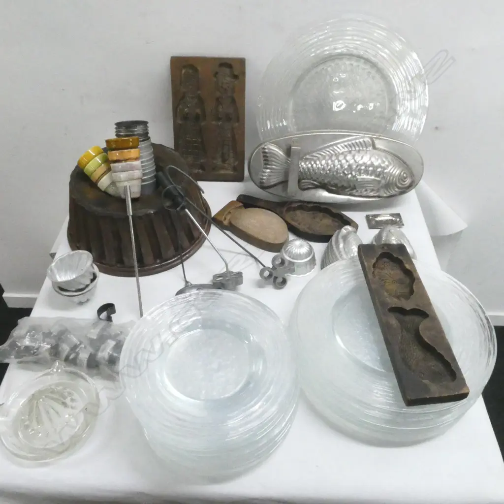 GLASS PLATES, BAKING MOULDS ETC Image 1++