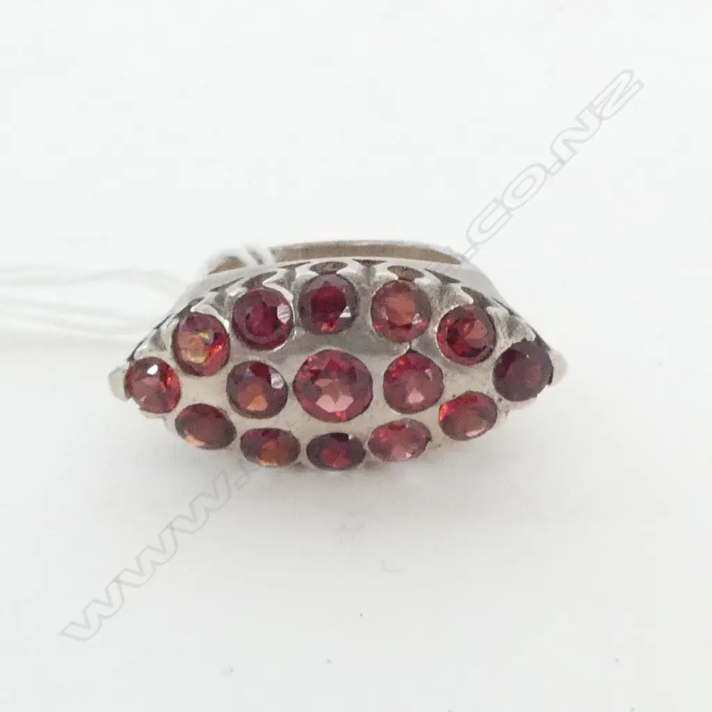 SILVER & GARNET BRIDGE RING, L.30mm Image 1++