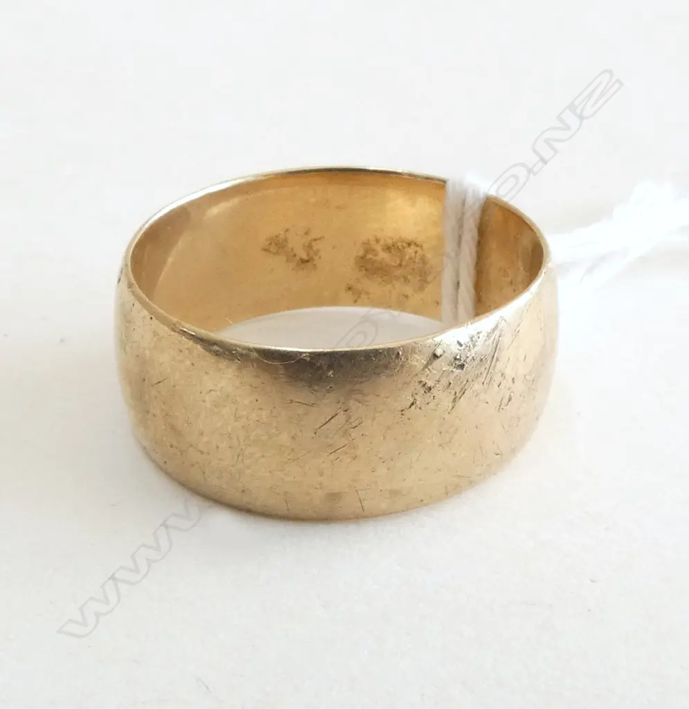 9ct WEDDING BAND, 5.2gm SIZE P Image 1++