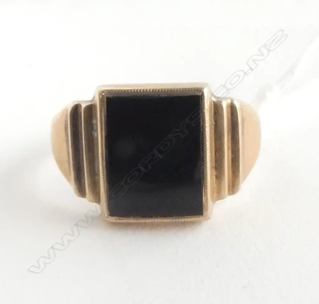 9ct GOLD & ONYX SIGNET RING 4.84gms size S Image 1++