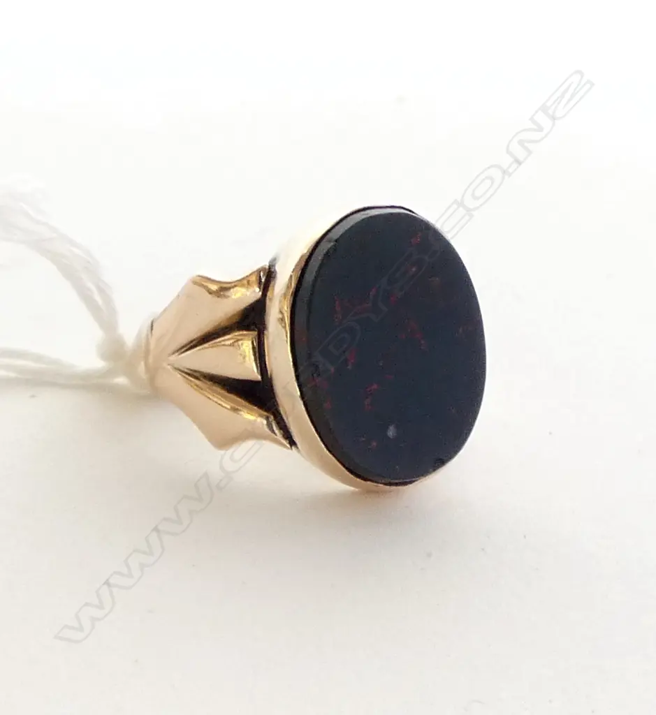 9CT GOLD GENTS SIGNET RING w CENTRAL BLOODSTONE (sml chips to edge of stone) 8.3gm SIZE Q Image 1++
